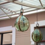 Un bureau moderne éclairé par un luminaire suspendu élégant, mettant en valeur un espace de travail lumineux et inspirant.