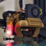 Moderne Maschinen zur Kunststoffextrusion mit innovativen Heizsystemen in einer Produktionsumgebung.