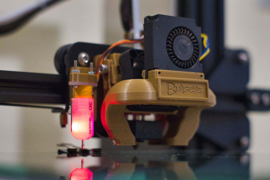 Moderne Maschinen zur Kunststoffextrusion mit innovativen Heizsystemen in einer Produktionsumgebung.